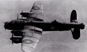 Lancaster : 10 t. de bombes &agrave; 350 km/h. Autonomie 3600 km. 7 hommes d'&eacute;quipage.